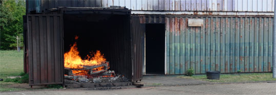 Das Tor zur Hölle? Nicht ganz. Das Bild zeigt die Frontalansicht der Wärmegewöhnungsanlage der Feuerwehr Köln. Links im Bild eine der beiden „Ofenkammern“.