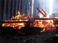 Blick auf das Feuer im Brandraum. Das Foto ist durch ein Loch im Container aufgenommen worden - eine Kamera mit in die Anlage zu nehmen würde dem Gerät sicher nicht bekommen.