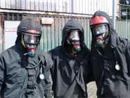 Einer der Trupps in voller Montur. Die Feuerwehr Köln hält spezielle Ausrüstung für die Wärmegewöhnung vor.