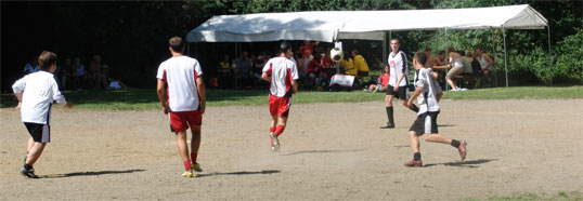 Fussball in Libur: Die „Schollekuhl“ wird bei 30° Celsius zum Backofen.