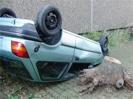 Vor Übungsbeginn: Ein kurzer Blick auf eines der Unfallfahrzeuge.