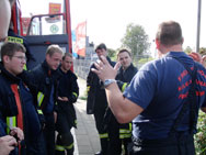 Warten auf den Einsatz: Ein kurzer Plausch vor der Alarmierung.